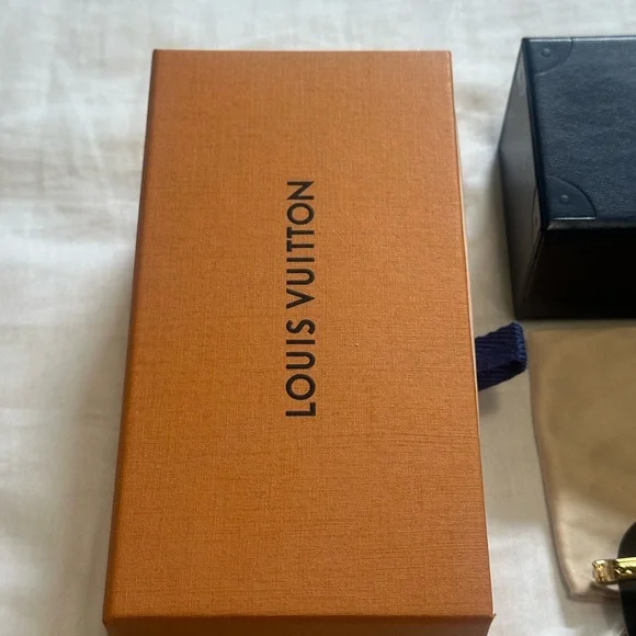 Louis Vuitton Gold and Black Aviator Sunglasses for Men’s - Picture 5 of 14